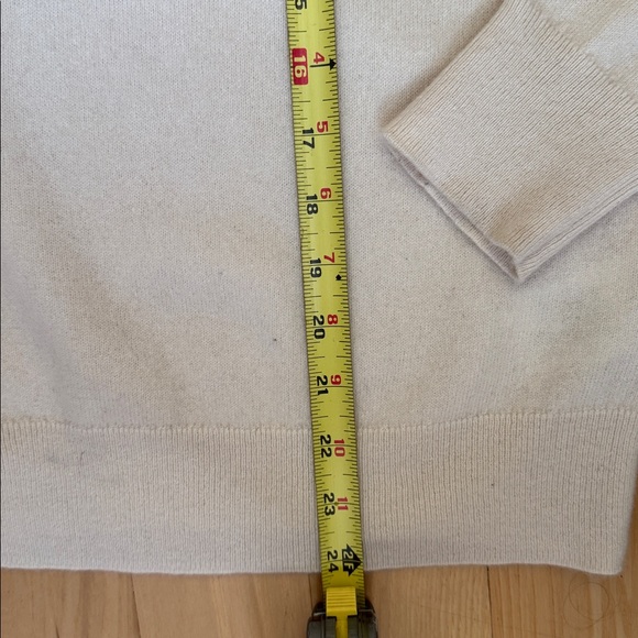 Cream women’s Quince cashmere long sleeve sweater, size L. Some pilling. - Picture 4 of 7